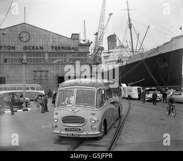 A coach, leaving Southampton to travel to London, carries passengers from New York who arrived aboard the Cunnard liner Queen Mary. Stock Photo