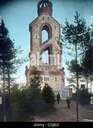 Der Bismarckturm in Form eines stilisierten Buchstaben 'B' in Aachen, 1920er Jahre. Bismarck look-out tower, shaped like the letter 'B', at Aachen, 1920s. Stock Photo