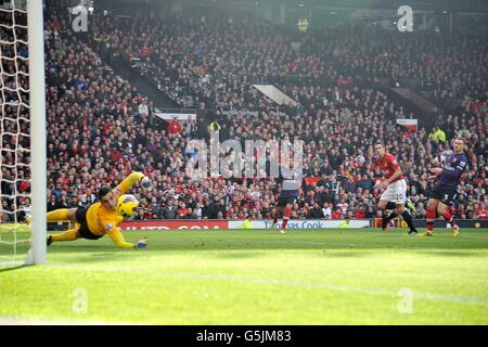 Arsenal goalkeeper Vito Mannone fails to stop Manchester United's Robin van Persie (second right) scoring their first goal of the game Stock Photo