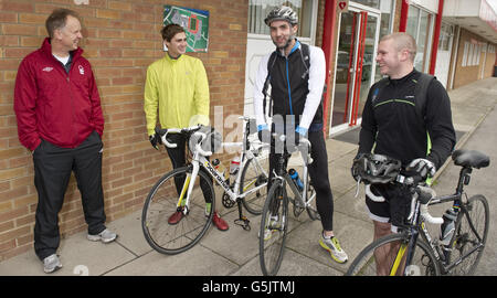 Nottingham Forest manager Sean O'Driscoll speaks with cyclists Rowan Staszkiewicz, Scott Wilson and Matthew Vincent before their 26 mile bike ride from The City Ground, Nottingham to the King Power Stadium, Leicester to raise money for Prostate Cancer UK and the Alzheimer's Society. Stock Photo