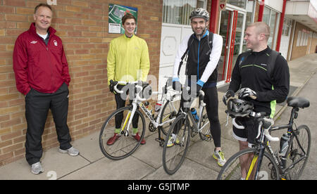 Nottingham Forest manager Sean O'Driscoll speaks with cyclists Rowan Staszkiewicz, Scott Wilson and Matthew Vincent before their 26 mile bike ride from The City Ground, Nottingham to the King Power Stadium, Leicester to raise money for Prostate Cancer UK and the Alzheimer's Society. Stock Photo