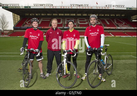 Nottingham Forest manager Sean O'Driscoll with cyclists Rowan Staszkiewicz, Scott Wilson and Matthew Vincent pitchside before their 26 mile bike ride from The City Ground, Nottingham to the King Power Stadium, Leicester to raise money for Prostate Cancer UK and the Alzheimer's Society. Stock Photo