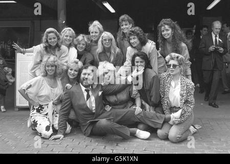 DJ Dave Lee Travis is surrounded by some of the women who appear in his photography book A Bit of a Star. Back Row L-R: Unidentified, Janet Ellis, Rosalind Ayre, Sarah Greene,Georgina Hale, Diane Keen, Jan Leeming, Cherry Gillespie. Front Row L-R: Jane Warner, Debbie Arnold, Dave Lee Travis, Faith Brown, Unidentified, Kim Wilde. Stock Photo