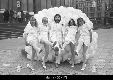 DJ Dave Lee Travis prepares to release 1000 white balloons outside St Paul's Cathedral to launch the 'Wedding and Home 83' exhibition. Stock Photo