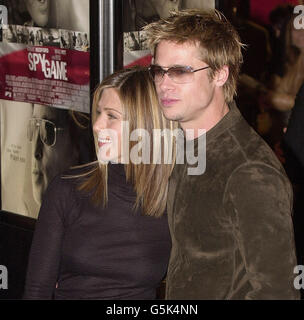 Brad Pitt and his wife Jennifer Aniston, arriving at the Mann National Theatre in Los Angeles, USA, for the Premiere of his latest film Spy Game. Stock Photo