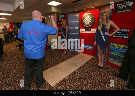 Darts - Grand Slam of Darts Promotion Event - Wolverhampton Racecourse Stock Photo