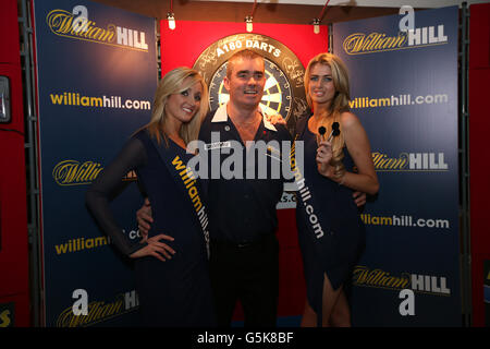 Darts - Grand Slam of Darts Promotion Event - Wolverhampton Racecourse. Steve Beaton during a William Hill promotional event Stock Photo