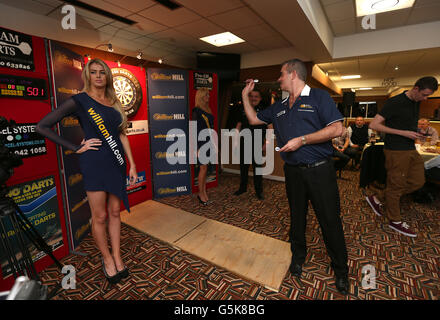 Darts - Grand Slam of Darts Promotion Event - Wolverhampton Racecourse. Steve Beaton during a William Hill promotional event Stock Photo