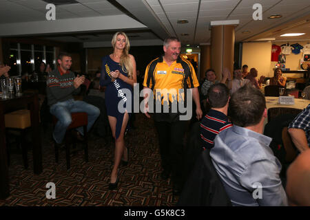 Darts - Grand Slam of Darts Promotion Event - Wolverhampton Racecourse. Wayne Jones during a William Hill promotional event Stock Photo