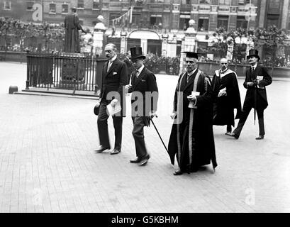 The Prince of Wales (later King Edward VII and Duke of Windsor) with Viscount Goschen (Treasurer of the Hospital) and Mr M.J. Waring, Vice-Chancellor of London University during the Prince's visit to Guy's Hospital, London. Stock Photo