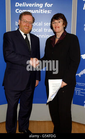 Minister for Transport John Spellar meets Plymouth Sutton (Labour) MP Linda Gilroy to discuss local transport issues. Stock Photo