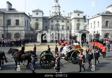 The procession, that carries the coffin of Queen Elizabeth, the Queen Mother, passes into Whitehall from Horse Guards as it travels to Westminster Hall, where the it will lie-in state until her funeral at Westminster Abbey. Stock Photo