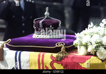 The crown of Queen Elizabeth the Queen Mother lies on her coffin as it passes into Whitehall during the ceremonial procession in London, when it travelled from the Queen's Chapel at St James's Palace to Westminster Hall, where it will Lie-in-State until the funeral. * The Queen Mother wore the crown during the coronation of her husband, the late King George VI. Stock Photo