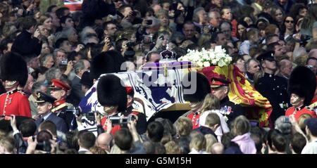 The coffin of the Queen Mother passes through crowds at Horseguards Parade during the ceremonial procession to the lying-in-state at Westminster Hall in central London. *Thousands of mourners lined the route to pay their last respects to the Queen Mother who died last Saturday, March 30, 2002 aged 101. Her funeral will take place on April 9 after which she will be interred at St George's Chapel in Windsor next to her late husband King George VI. Stock Photo