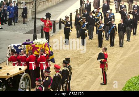 Queen Mother death procession Stock Photo