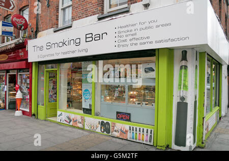 'The Smoking Bar' shop selling e-cigarettes for 'healthier living', City of Cork, County Cork, Ireland (Eire). Stock Photo