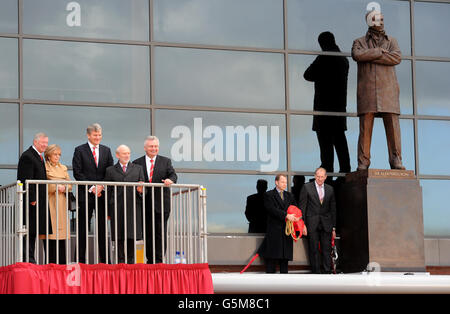 Lady Cathy Ferguson unveils a statue of her husband Sir Alex Ferguson at Old Trafford, Manchester, with David Gill, Philip Jackson and Eamonn Holmes at Old Trafford, Manchester. Stock Photo