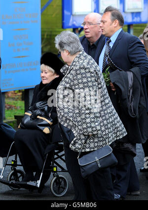 Retired actress Liz Dawn (left), who played Vera Duckworth and Nigel Pivaro who played Terry Duckworth (far right), in Coronation Street, arrives at Albion United Reformed church, in Ashton Under Lyne, for the funeral of Coronation Street star Bill Tarmey, who played the soap's Jack Duckworth for three decades. Stock Photo