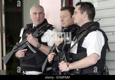 Tight security for the arrival of Russian President Putin at Heathrow airport. Vladimir Putin arrived with his wife Lyudmila, to begin two days of talks with British Prime Minister Tony Blair. Stock Photo