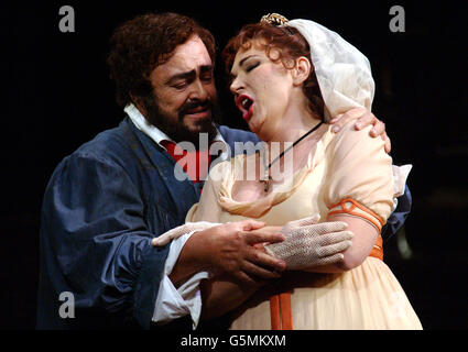 Italian tenor Luciano Pavarotti playing the role of Cavaradossi and Carol Vaness who plays Tosca rehearse the opera Tosca at the Royal Opera House in London's Covent Garden. Stock Photo