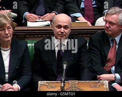 Leader of the Opposition Iain Duncan Smith (centre) during Prime Minister's Questions at the House of Commons in central London Stock Photo