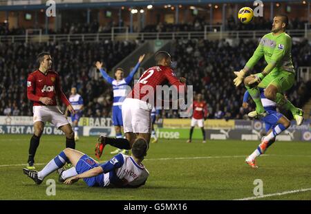 Soccer - Barclays Premier League - Reading v Manchester United - Madjeski Stadium. Reading goalkeeper Adam Federici (right) attempts to deny an effort from Manchester United's Chris Smalling (centre) Stock Photo