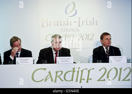 The Rt Hon Carwyn Jones AM, First Minister of Wales (centre) speaks to the media during a press conference at the British-Irish council, as Taoiseach Enda Kenny (left) and David Jones Secretary of State for Wales look on. Stock Photo