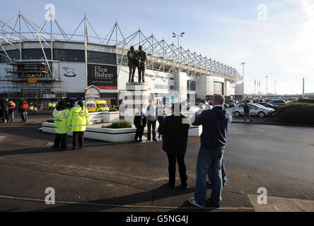 Soccer - npower Football League Championship - Derby County v Leeds United - Pride Park. Fans take pictures in front of the statue of Brian Clough and Peter Taylor outside Pride Park Stock Photo