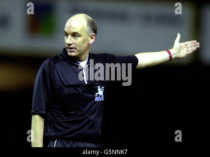 Referee David Elleray during the Barclaycard Premiership clash between Leicester City v Arsenal at Filbert Street. *28/12/03: David Elleray the former official who has warned football 'will die' unless the issue of referee recruitment is addressed and more ex-players are persuaded to take up the whistle. The Harrow schoolmaster, who retired at the end of last season, claimed more needed to be done to channel some of the hundreds of former professional footballers into refereeing to improve standards and keep the game alive. Stock Photo