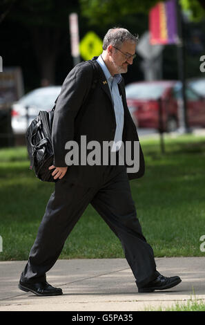Ann Arbor, MI, USA. 20th June, 2016. Mark Schlissel, president of the University of Michigan, walks across campus with a Tumi handbag. © Mark Bialek/ZUMA Wire/Alamy Live News Stock Photo