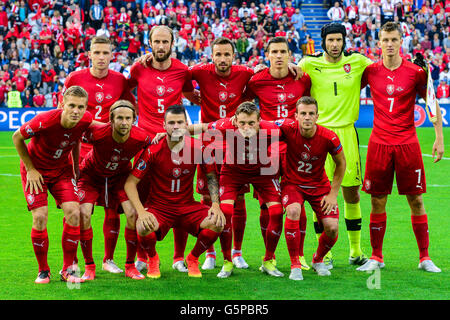 Lens, France. 21st June, 2016. Czech team, top row from left: Pavel Kaderabek, Roman Hubnik, Tomas Sivok, David Pavelka, Petr Cech, Tomas Necid, bottom row from left: Borek Dockal, Jaroslav Plasil, Daniel Pudil, Ladislav Krejci, Vladimir Darida before the Euro 2016 Group D soccer match between Czech Republic and Turkey at the Bollaert stadium in Lens, France, June 21, 2016. Credit:  David Tanecek/CTK Photo/Alamy Live News Stock Photo