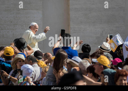 Vatican City, Vatican. 22nd June, 2016. Pope Francis greets the faithful as he arrives to celebrate his Weekly General Audience in St. Peter's Square in Vatican City, Vatican on June 22, 2016. Pope Francis during his catechesis focused his reflections on the Gospel story of the leper who was healed by Jesus as a sign of God’s mercy and forgiveness. Credit:  Giuseppe Ciccia/Alamy Live News Stock Photo