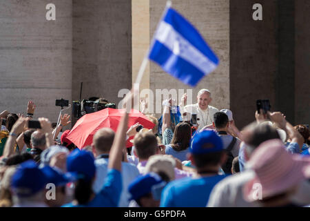 Vatican City, Vatican. 22nd June, 2016. Pope Francis greets the faithful as he arrives to celebrate his Weekly General Audience in St. Peter's Square in Vatican City, Vatican on June 22, 2016. Pope Francis during his catechesis focused his reflections on the Gospel story of the leper who was healed by Jesus as a sign of God’s mercy and forgiveness. Credit:  Giuseppe Ciccia/Alamy Live News Stock Photo