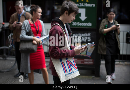 A supporter of 'Britain Stronger IN Europe', campaigns in the lead up to the EU referendum at Holborn in London, Britain June 22, 2016.  This image is copyright Suzanne Plunkett 2016©. For photographic enquiries please call Suzanne Plunkett or email suzanne@suzannelunkett.com  This image is copyright Suzanne Plunkett 2016©. This image has been supplied by Suzanne Plunkett and must be credited Suzanne Plunkett. The author is asserting his full Moral rights in relation to the publication of this image. All rights reserved. Rights for onward transmission of any image or file is not granted or imp Stock Photo