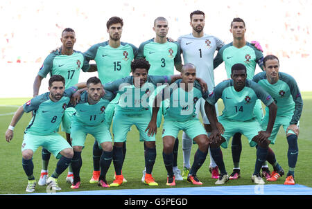 Lyon, France. 22nd June, 2016. Players of Portugal pose for a team photo before the Euro 2016 Group F soccer match between Portugal and Hungary in Lyon, France, June 22, 2016. © Bai Xuefei/Xinhua/Alamy Live News Stock Photo