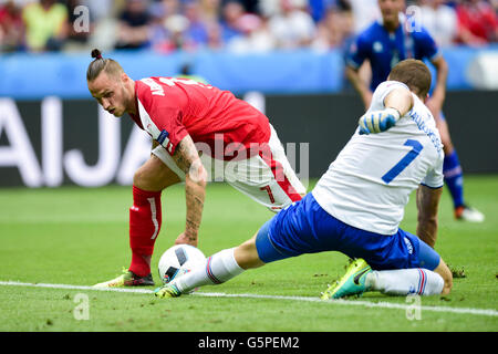 St Denis, Paris, France. 22nd June, 2016. UEFA European 2016 Football Championships. Iceland versus Austria, group stage. Marko Arnautovic (Aut) tackled by Hannes Halldorsson (Isl) © Action Plus Sports/Alamy Live News Stock Photo