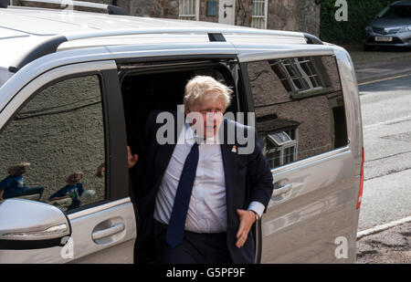 Piercebridge, Darlington, UK. 22nd June, 2016.  Boris Johnson visits the George Hotel on his 'Leave' campaign trail.David Dixon/Alamy Live News Stock Photo