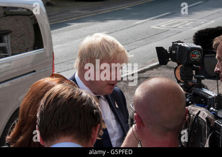 Piercebridge, Darlington, UK. 22nd June, 2016.  Boris Johnson visits the George Hotel on his 'Leave' campaign trail.David Dixon/Alamy Live News Stock Photo