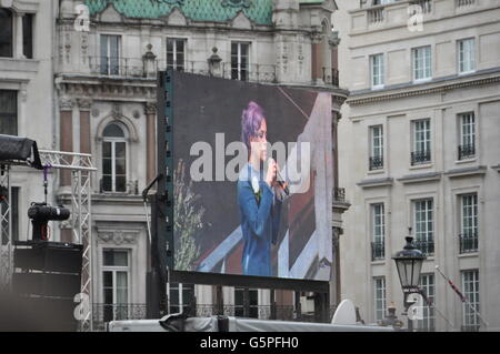 Trafalgar Square, London. 22nd June, 2016. Concert during a gathering to celebrate the life of murdered British MP Jo Cox, in Trafalgar Square, London, Great Britain, Wednesday, June 22, 2016. Jo Cox, a 41-year-old Labour lawmaker who had championed the cause of Syrian refugees, was stabbed and shot to death outside a library in her northern England constituency on Thursday. © Stanislav Mundil/CTK Photo/Alamy Live News Stock Photo