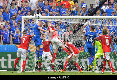 Iceland's Kolbeinn Sigthorsson (2-L) tries tos score during the Group F preliminary round soccer match of the UEFA EURO 2016 between Iceland and Austria at the Stade de France in St. Denis, France, 22 June 2016. Photo: Peter Kneffel/dpa (RESTRICTIONS APPLY: For editorial news reporting purposes only. Not used for commercial or marketing purposes without prior written approval of UEFA. Images must appear as still images and must not emulate match action video footage. Photographs published in online publications (whether via the Internet or otherwise) shall have an interval of at least 20 secon Stock Photo