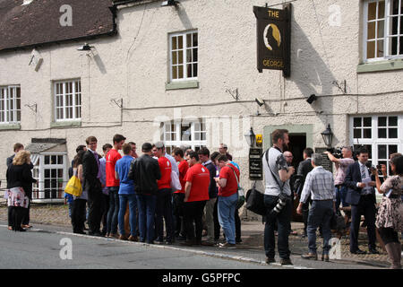 Piercebridge, Darlington, UK. 22nd June, 2016.  Brexit Leave supporters gather outside the George Hotel awaiting the arrival of Boris Johnson at the pub on his 'Leave' campaign trail.David Dixon/Alamy Live News Stock Photo