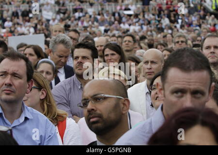 London, UK. 22nd June 2016. Thousands of people have assembled at Trafalgar Square. Thousands have come to London’s Trafalgar Square to celebrate the life of murdered MP Jo Cox on what would have been her 42nd birthday. Credit:  Michael Debets/Alamy Live News Stock Photo
