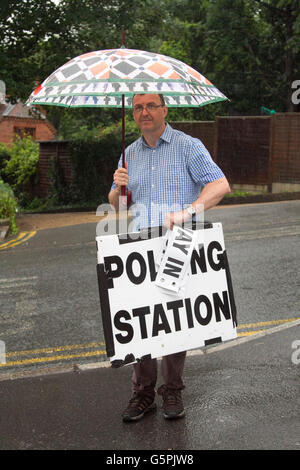 Wimbledon London, UK. 23rd June, 2016. Voters arrive at a Polling station in Wimbledon to vote at the EU referendum on a wet soggy morning with rain downpours Credit:  amer ghazzal/Alamy Live News Stock Photo