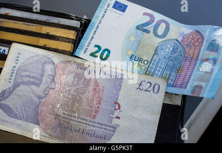 London, UK. 22nd June, 2016. A 20 euro bill and a 20 pound bill seen on a table in London, UK, 22 June 2016. Britons are to vote on whether to remain in or leave the EU in a referendum on 23 June 2016. Photo: MICHAEL KAPPELER/dpa/Alamy Live News Stock Photo