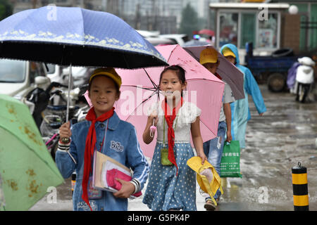 Taiyuan, China's Shanxi Province. 23rd June, 2016. Students walk in the rain in Taiyuan, capital of north China's Shanxi Province, June 23, 2016. The provincial meteorological authority issued a yellow warning for heavy rain on Thursday. © Zhan Yan/Xinhua/Alamy Live News Stock Photo