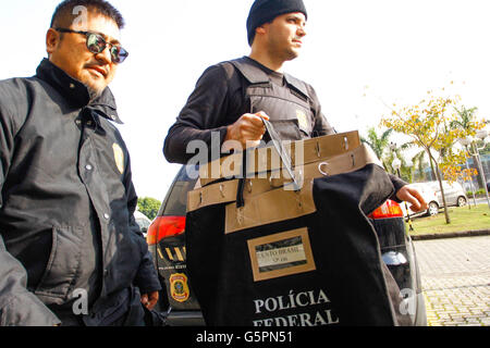 Sao Paulo, Brazil. 26th June, 2016. The Federal Police in conjunction with the Internal Revenue Service and the prosecutor sets off on Thursday (23) Operation Cost Brazil where there is the first dismemberment of Operation lava jato in Sao Paulo. Pictured agents arrive at the headquarters of the Federal Police with pouches seized during operation. © Aloisio Mauricio/FotoArena/Alamy Live News Stock Photo