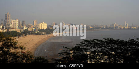 India Travel stock. General view of Marine Drive, leading fromn Chowpatty Beach (left) to Nariman point (right) in Mumbai, India Stock Photo