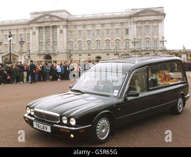 The coffin of Queen Elizabeth the Queen Mother, who died Saturday, aged 101, is driven past Buckingham Palace on its way to the Queen's Chapel at St James's Palace in London. *On Friday 5th April, Queen Elizabeth's coffin will be carried in a ceremonial procession to Westminster Hall,where it will Lie-in-State from Friday afternoon until the evening of Monday 8th April. Stock Photo