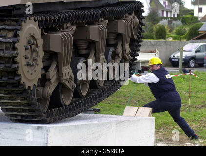 The Sexton 25 pounder, Self Propelled Gun is positioned into place in Ver-Sur Mer, France. Matthew Kiln, 46, the son of a D-day veteran, took the Sextant self-propelled gun aboard a ferry at Portsmouth on his journey to donate it to the Ver sur Mer museum in Normandy. * ... The tank will be placed overlooking Gold Beach - the location of a major surge of the British D-day invasion which Mr Kiln's father Robert, who died in 1997 at the age of 77, took part in. Now to commemorate the bravery of his father, who served in the Bedfordshire and Hertfordshire Yeomanry, and all those who took part in Stock Photo