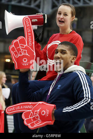 Olympic gold medalist Anthony Joshua and Olympic badminton player Susan Egelstaff launch the volunteer application program during a photocall to promote the search for Glasgow 2014 Commonwealth Games volunteers, at Glasgow Central Station, Glasgow. Stock Photo